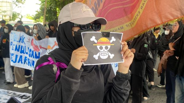 Tolak Penulisan Ulang Sejarah, BEM UNM Kibarkan Jolly Roger