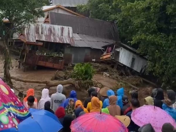 Sungai Meluap, 5 Warga Desa Bontotiro Jeneponto Terjebak di Atas Rumah