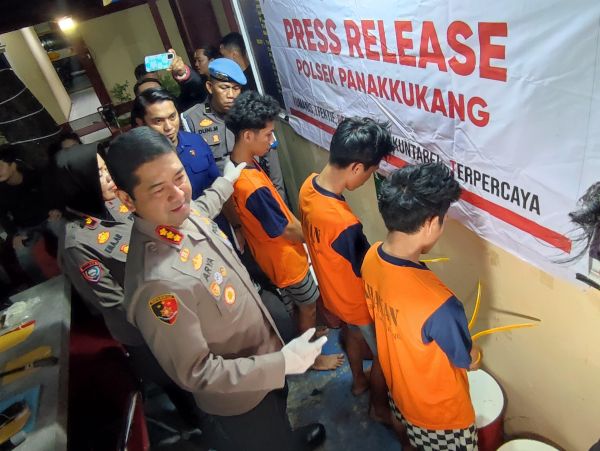 KabarMakassar.com — Polrestabes Makassar menangkap tiga pemuda pelaku penjambretan yang sempat terekam kamera pengawas cctv hingga viral di media sosial. Uang hasil penjualan barang jambretan dibelikan sabu oleh para pelaku. Ketiga pelaku yang diamankan, yakni MR alias Bappi (19), MA alias Patar (18), JS alias Ompel (19). Mereka melakukan aksinya di beberapa jalan di Kota Makassar, dengan empat waktu berbeda, yaitu pada 23 Agustus, 12 September, 13 September, 15 September 2025 lalu. Kapolrestabes Makassar, Kombe Pol Arya Perdana mengatakan bahwa aksi pelaku sempat terekam kamera cctv di Kecamatan Panakkukang, sehingga Polsek Panakkukang langsung melakukan pengejaran terhadap para pelaku. “Jadi ada video viral pelaku penjambretan mengambil hp dengan motor di ambil secara paksa. Empat kejadian ternyata pelakunya adalah pelaku yang sama, ini ada tiga orang yang kami tangkap,” kata Arya kepada wartawan, Selasa (07/10) malam. Arya membeberkan, para pelaku melakukan aksinya dengan menggunakan sepeda motor dan mencari jalan di gang-gang yang sepi. Kemudian, ketika ada orang yang melewati jalan sepi tersebut, di situlah mereka menjambret mengambil barang berharga korbanny. “Mereka mencari jalan yang sepi di gang- gang tertentu, lalu ketika ada orang yang lewat mungkin bawa handphone atau bawa barang-barang penting, itu langsung didekati dan diambil secara paksa kemudian ditinggal, bahkan ada salah satu video yang pelakunya berusaha untuk mencuri motor, tetapi tidak jadi karena keburu ketahuan, sehingga diteriaki,” ungkapnya. Arya mengungkapkan, bahwa berdasarkan pengakuan ketiga pelaku, mereka nekad melakukan penjambretan untuk membeli narkotika jenis sabu, yang diduga akan digunakan secara bersama-sama. “Ternyata barang-barang yang diambil secara paksa ini, itu digunakan untuk membeli sabu. Jadi setelah mereka mendapatkan barangnya dijual terus uangnya digunakan untuk membeli sabu,“ kata Arya. Lebih lanjut, Arya membeberkan bahwa salah satu pelaku merupkan seorang residivis dengan kasus yang sama. “Yang dua bukan, kalau satu ini sudah pernah masuk penjara dia, kemudian mengulangi lagi perbuatan,” ujarnya. Dalam melakukan aksinya, kata Arya para pelaku mempunyai peran masing-masing. Ada sebagai pengemudi, mengambil barang korbannya, menampung, hingga yang berperan sebagai penjual barang yang telah dijambret. Selain mengamankan pelaku, polisi juga menyita barang bukti berupa satu unit sepeda motor yang digunakan pelaku, handphone milik korban, dan senjata tajam untuk mengancam korbannya. “Sehingga ini menjadi bukti yang cukup kuat bahwa pelaku benar-benar adalah pelaku yang ada di dalam CCTV tersebut,” kata Arya. Akibat perhutanan, ketiga pemuda tersebut disangkakan pasal 365 KUHP, dengan ancaman maksimal 12 tahun penjara.