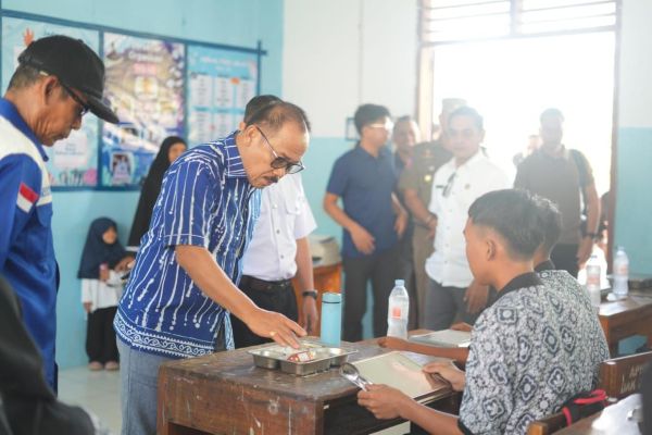 Gubernur Sulbar Tinjau Langsung Program MBG di SMAN 1 Kalukku