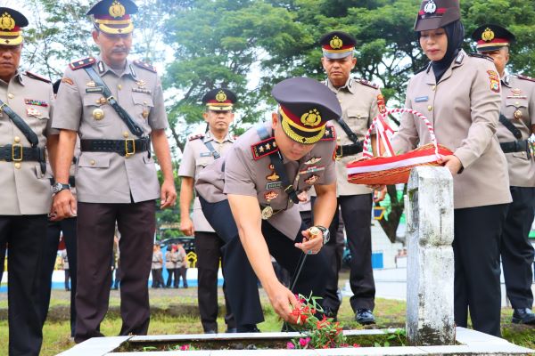 HUT Bhayangkara ke-79, Polres Maros Gelar Ziarah ke TMP