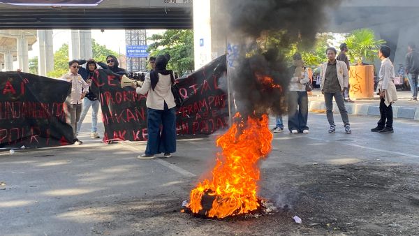 Mahasiswa Hukum Gelar Demo di Fly Over, Tuntut Reformasi DPR dan Polri