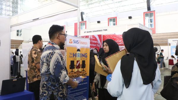 Ramai Pengunjung! Unhas Career Expo 2025 Jadi Magnet Pencari Kerja