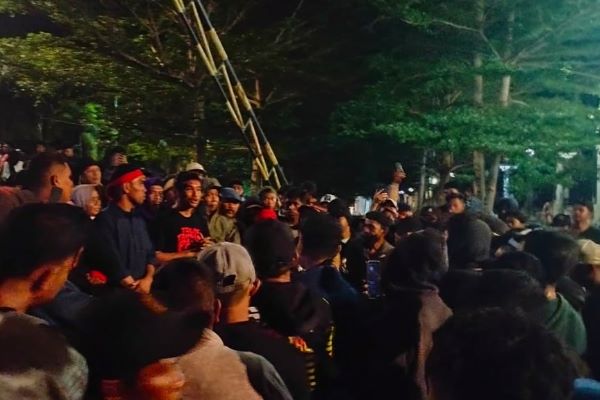 Massa Aksi Tolak Tambang Bertahan di Kantor Gubernur Sulbar hingga Malam Hari
