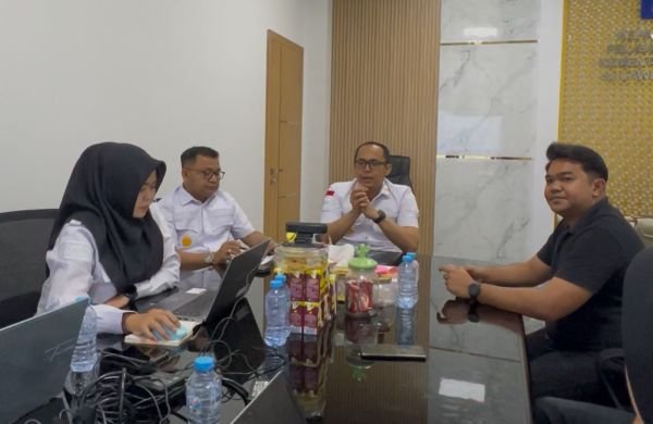 Max One Hotel Makassar menjadi pelaku bisnis pertama di Kota Makassar yang berkoordinasi dengan Kantor Wilayah Kementerian Hukum Sulawesi Selatan (Kanwil Kemenkum Sulsel) terkait mekanisme dan regulasi pembayaran royalti musik. Langkah proaktif ini menunjukkan komitmen Max One Hotel Makassar terhadap kepatuhan regulasi di Indonesia. "Kami merupakan perusahaan yang taat terhadap regulasi dan ketentuan yang berlaku. Ini yang memotivasi kami datang ke Kementerian Hukum untuk mencari tahu ketentuan serta mekanisme proses pendaftaran hingga pembayaran royalti," ujar perwakilan manajemen Max One Hotel saat ditemui Humas Kanwil Kemenkum Sulsel, Rabu (6/8/2025). Kepala Divisi Pelayanan Hukum Kanwil Kemenkum Sulsel, Demson Marihot, menjelaskan terdapat tiga regulasi utama yang mengatur hak cipta dan royalti musik. Pertama, Undang-Undang Nomor 28 Tahun 2014 tentang Hak Cipta sebagai payung hukum utama. Kedua, Peraturan Pemerintah Nomor 56 Tahun 2021 tentang Pengelolaan Royalti Hak Cipta Lagu dan/atau Musik. Ketiga, Kepmenkumham Nomor HKI.2.OT.03.01-02 Tahun 2016 tentang Pengesahan Tarif Royalti untuk penggunaan komersial musik dan lagu. "Untuk mekanisme pembayaran royalti, pelaku bisnis dapat melalui Lembaga Manajemen Kolektif Nasional (LMKN) dengan mendaftarkan usaha melalui sistem digital LMKN. Pembayaran disesuaikan dengan klasifikasi usaha dan luas ruang pemutaran musik," jelas Demson. Menurut Demson, koordinasi ini menjadi contoh baik bagi dunia usaha dalam memahami kewajiban pembayaran royalti. Selain menghindari sanksi hukum, kepatuhan ini juga mendukung perkembangan industri kreatif Indonesia dengan memberikan kompensasi yang layak bagi pencipta karya. Kepala Kanwil Kemenkum Sulsel, Andi Basmal, memberikan apresiasi tinggi atas inisiatif Max One Hotel Makassar. "Langkah Max One Hotel patut diapresiasi karena menjadi salah satu pelaku bisnis di Makassar yang peduli terhadap hak cipta lagu yang digunakan di ruang publik," ucapnya. Andi Basmal berharap langkah Max One Hotel dapat diikuti pelaku bisnis lainnya yang menggunakan musik di ruang publik. Hal ini penting untuk memberikan kepastian hukum sekaligus memastikan pelaku industri kreatif mendapatkan hak ekonomi secara adil.