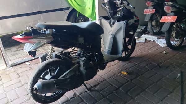 8 Kendaraan Dinas DPRD Sulbar Dirusak OTK