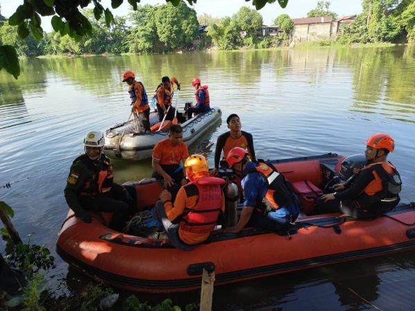 Diduga Jatuh Usai Tabrak Trotoar Jembatan, Pemuda di Gowa Hilang Terseret Arus