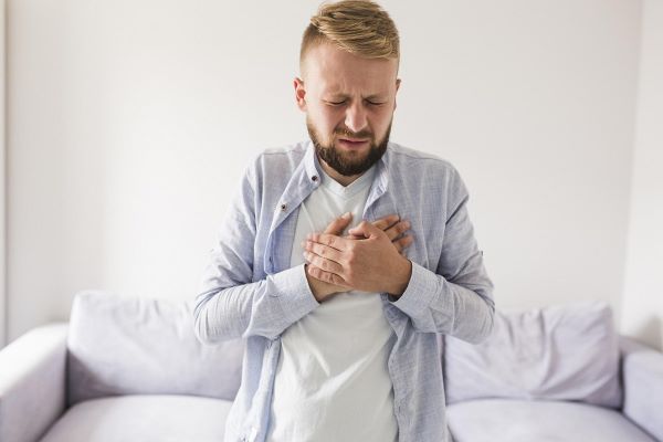 Jantung Berdebar Tak Kunjung Reda? Kenali 4 Penyebab Medis yang Mungkin Terjadi