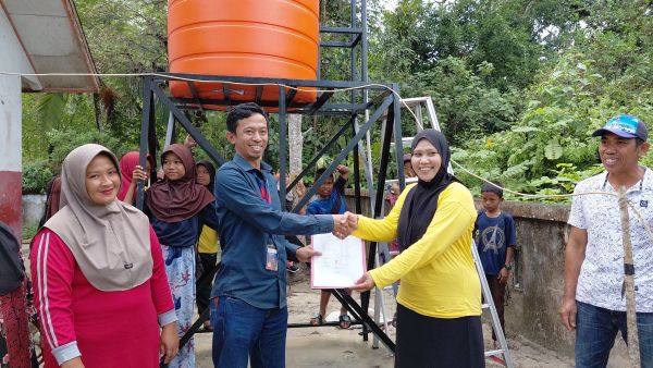 Unibos Serahkan Bantuan Sarana Pengadaan Air Bersih untuk SD Inpres 219 Pinrang