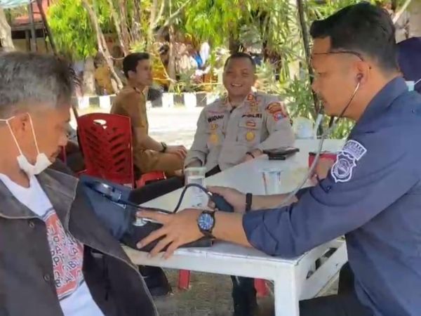 Berikan Kenyamanan Bagi Pemohon SKCK, Kapolres Jeneponto Dirikan Tenda dan Cek Kesehatan Gratis