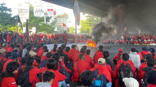Ratusan Mahasiswa Unhas Turun Kejalan Kecam Keras Kebijakan DPR RI