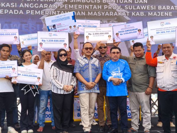 Gubernur Sulbar Serahkan Bantuan Rp1,23 Miliar untuk Jaminan Kesehatan
