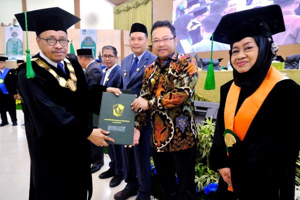 Wabup Gowa Terima Penghargaan dan Pin Emas dari UMI Makassar
