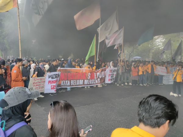 Protes Kenaikan Tunjangan DPR RI, Mahasiswa Blokade Flyover Makassar