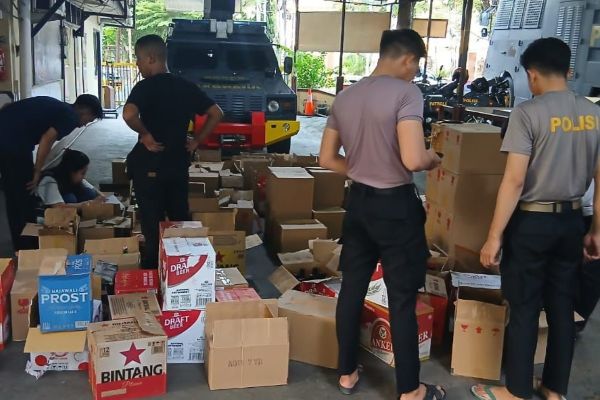 Samapta Polrestabes Makassar Sita 1.490 Botol Miras Ilegal, Dua Pedagang Ditangkap