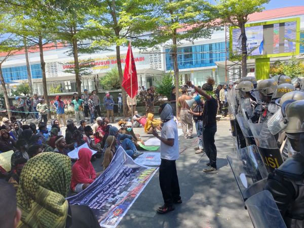 Demo Mahasiswa Papua di Makassar Diwarnai Saling Dorong dengan Polisi