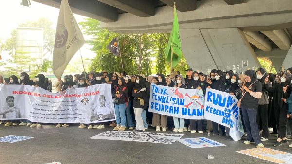 Demo Tolak RUU KUHAP, Mahasiswa di Makassar Kibarkan Bendera One Piece