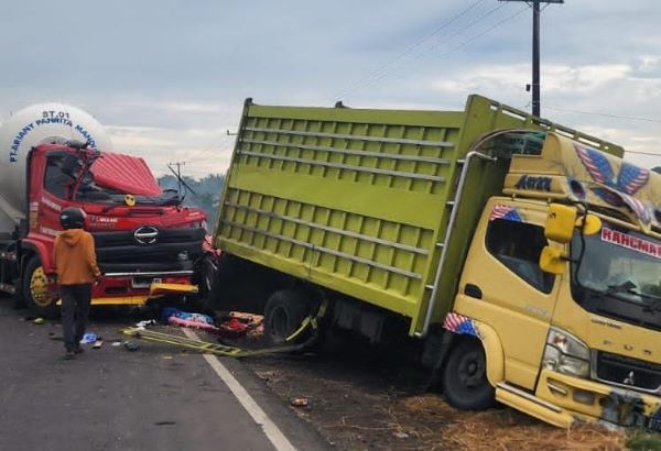 Usai Bongkar Muat, Truk LPG Ringsek Usai Tabrak Truk Jagung di Jeneponto