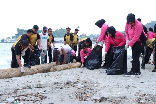 Sambut Hari Bhayangkara, Polres Majene Gelar Aksi Bersih-Bersih Pantai