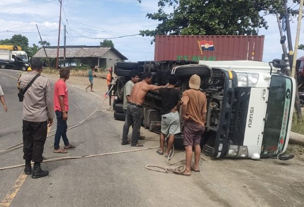 Diduga Sopir Mengantuk, Mobil Box Ekspedisi Terbalik di jalan Trans Sulawesi