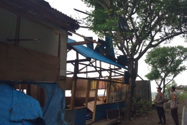 Puting Beliung Terjang Sendana Majene, Warung Milik Warga Rusak Parah