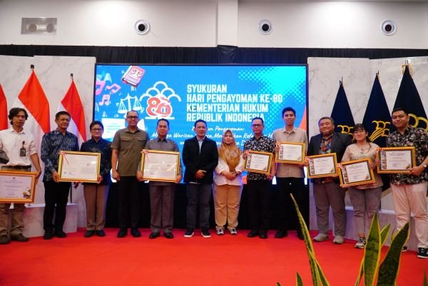 Momentum Hari Pengayoman, Kakanwil Andi Basmal Serahkan Sejumlah Sertifikat Kekayaan Intelektual