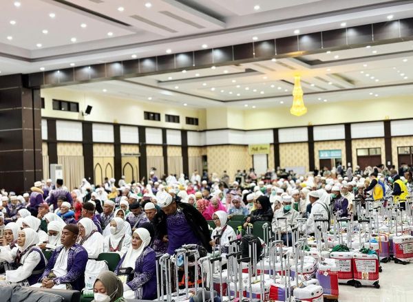 Kloter 14 UPG Tiba di Tanah Air, Dua Jemaah Masih Dirawat di Makkah