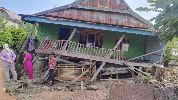 Akibat Tiang Penyangga Lapuk, Seorang Nenek di Jeneponto Nyaris Tertimpa Rumah