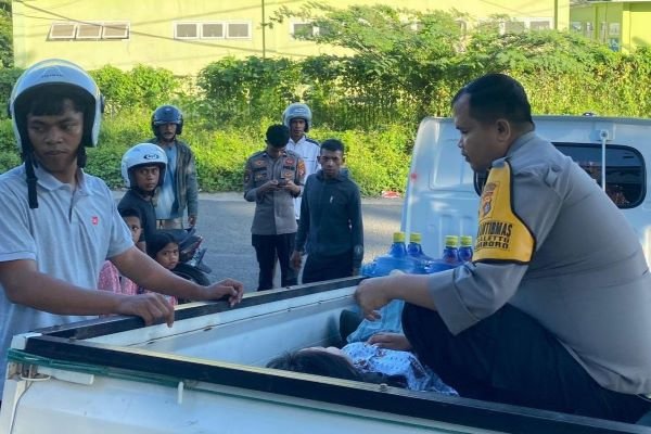 Siswi Terjatuh dan Pingsan di Jalan, Polisi Bantu Evakuasi ke RSUD Mamuju