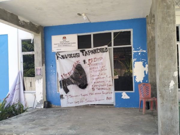 Buntut Hilangnya Dana Desa, Kantor Desa Tapandullu di Segel Warga
