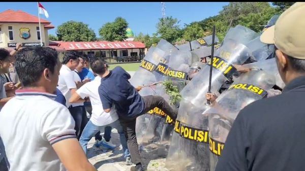 Jelang Hari Buruh, Polres Jeneponto Lakukan Simulasi Pengendalian Massa