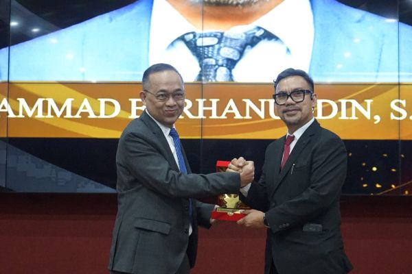 Dedikasi Hukum dan Sosial, Burhanuddin Sabet Penghargaan Tokoh Advokasi di Kabar Award 2025