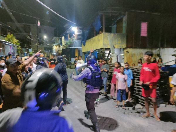 Perang Antar Kelompok Terus Terulang, Warga Mengungsi Selamatkan Harta Benda