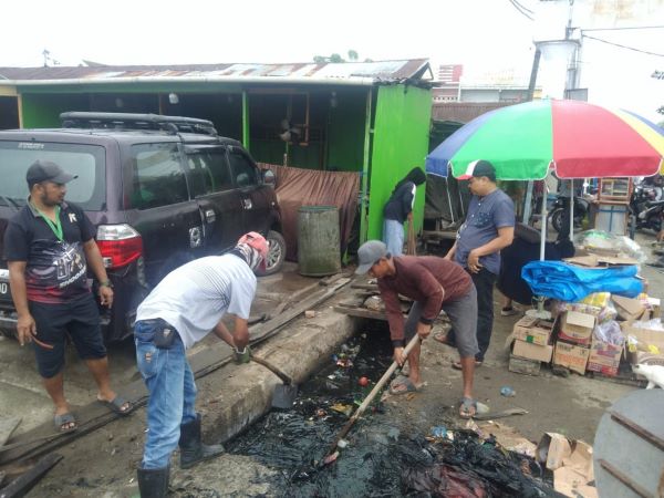 Tindak Lanjut Instruksi Wabup, DLHK Sinjai Gelar Kerja Bakti di TPI Lappa