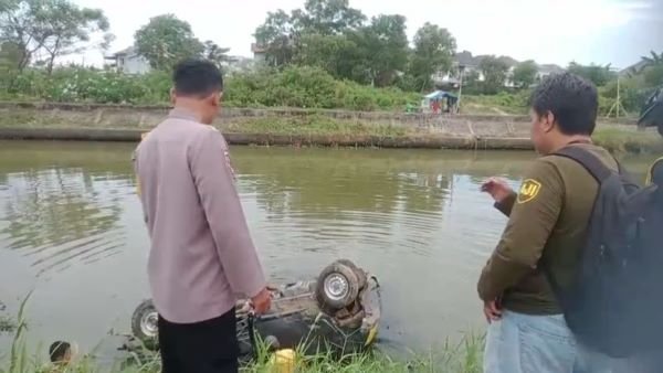 Hindari Tumpukan Sampah, Mobil Pick Up Terjun ke Kanal di Manggala