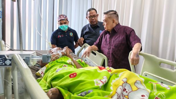 Wagub Sulbar Jenguk Korban Salah Tangkap Saat Eksekusi Tanah di Polman