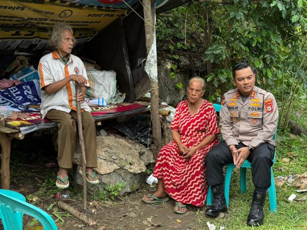 Kapolres Maros Sambangi Lansia di Gubuk Pinggir Jalan Saat Idul Adha