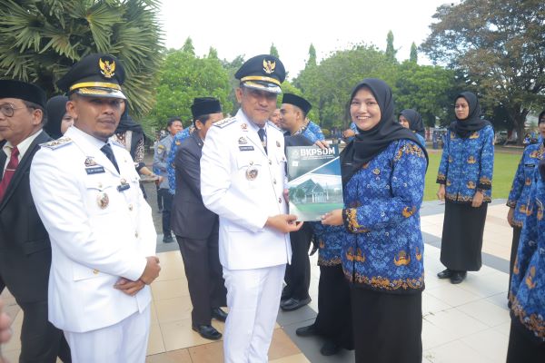 Peringati Hari OTDA ke-29, Pemkab Jeneponto Serahkan SK CPNS 2024