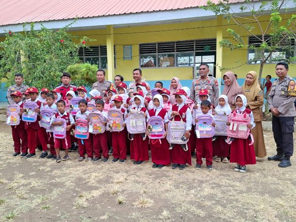 Peduli Pendidikan, Kapolres Jeneponto Bagikan Tas ke Siswa di Pelosok Desa