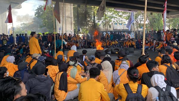 Fly Over Makassar Dikepung Mahasiswa, Tuntut 14 Agenda Perubahan