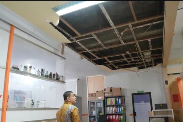 Appi Sidak Gedung Dinas Gabungan, Temukan Plafon Rusak dan Parkiran Semrawut