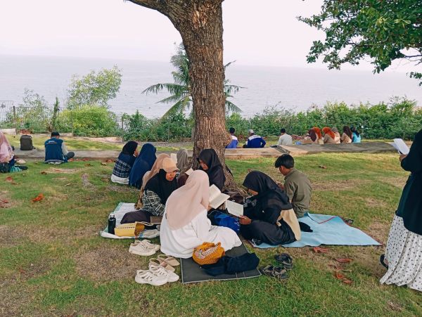Ratusan Warga Majene Ikut Silent Reading Session di Makam Raja-raja Banggae