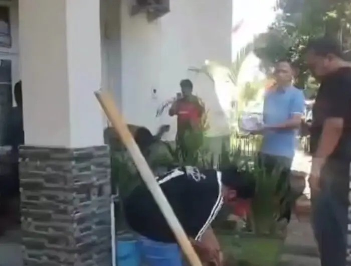 Ciptakan Lingkungan Kerja Sehat dan Asri, Dinkes Makassar Gelar Kerja Bakti Tanam Bunga