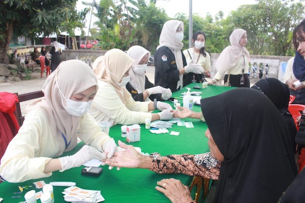 Himika Dedication Unhas: Dari Edukasi Kesehatan hingga Beach Clean di Desa Topejawa