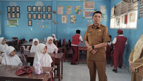 Hari Pertama Sekolah, Kadisdik Jeneponto Pantau Langsung Kehadiran Siswa dan Guru