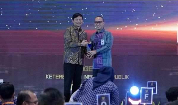 Kemenkum Raih Penghargaan Badan Publik Informatif