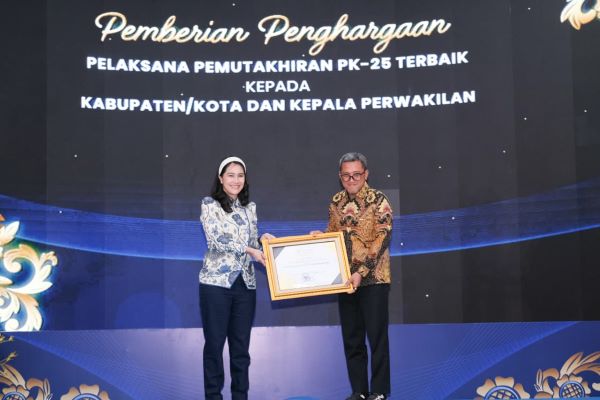 Bupati Jeneponto Raih Penghargaan Nasional Pelaksana Pemutakhiran Pendataan Penduduk Terbaik