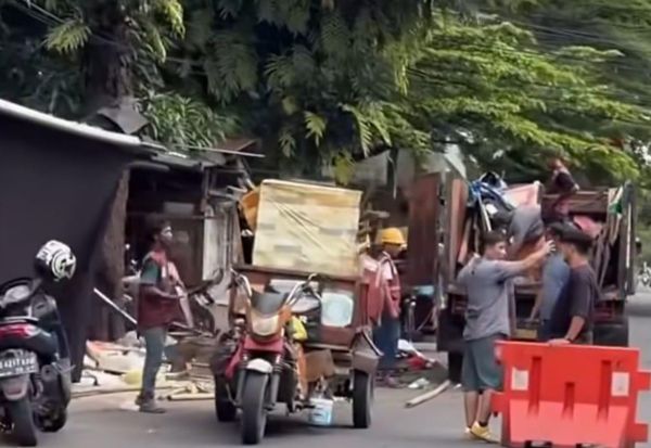 23 PKL di Mariso Bongkar Lapak Sendiri