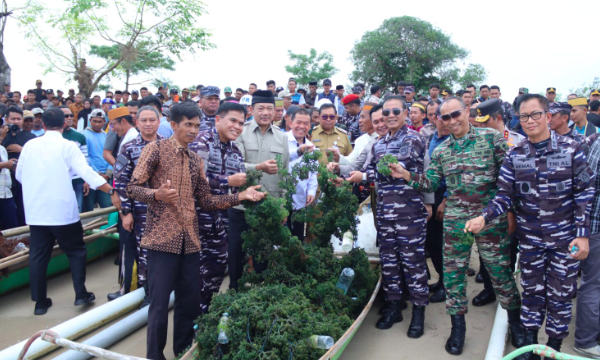 TNI-Polri Kunjungi Takalar, Tanam Mangrove dan Bagikan 1.500 Makanan Bergizi