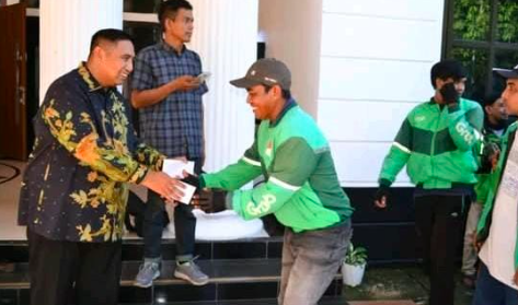 Pemkab Maros Salurkan THR untuk 430 Petugas Kebersihan Jelang Lebaran